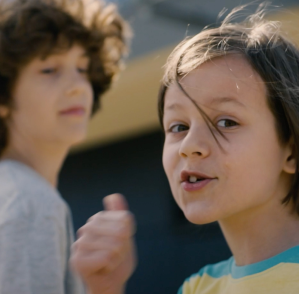 Zdjęcie chłopca w oknie