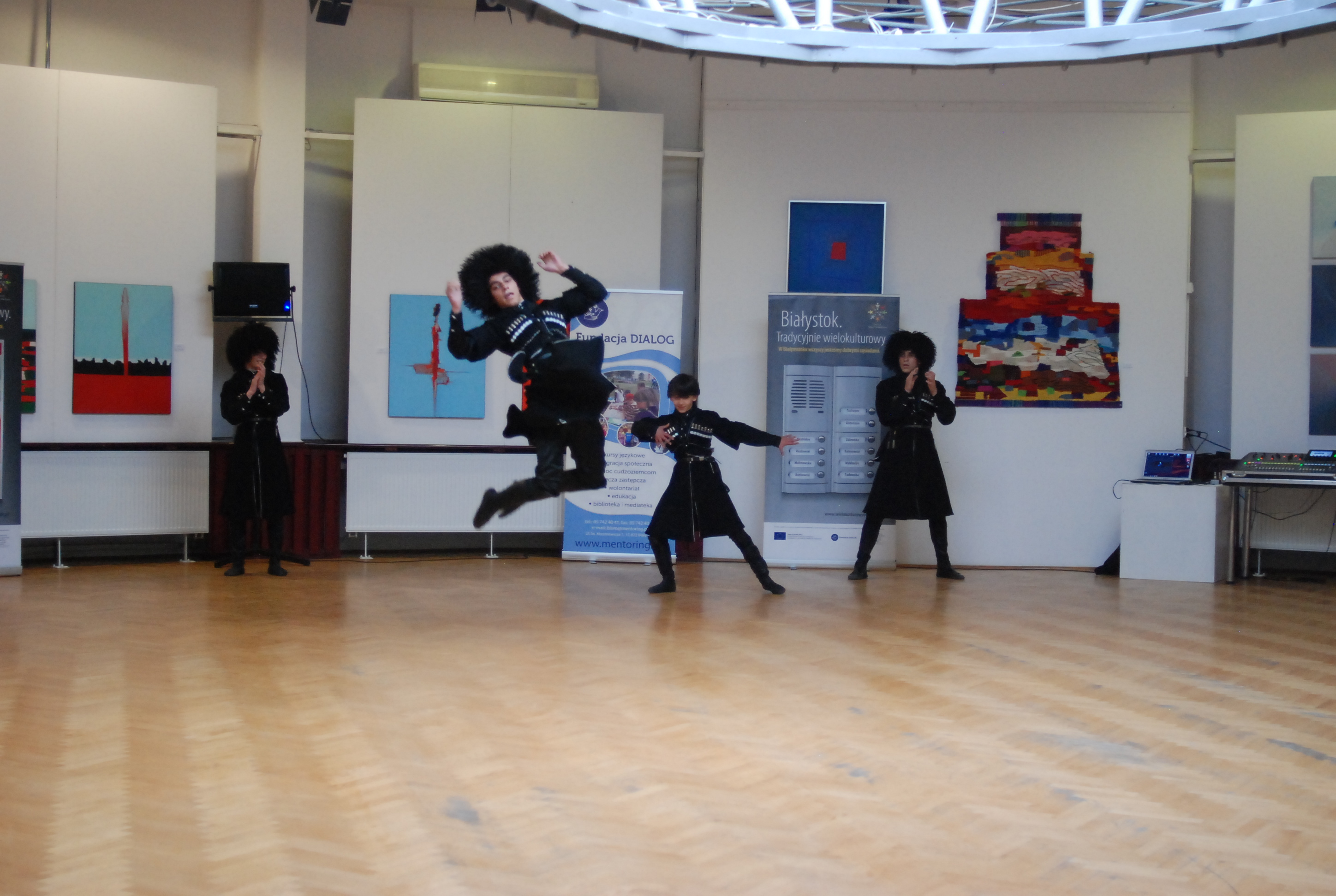 Pokaz tańca czeczeńskiego i warsztaty z zespołem Lovzar